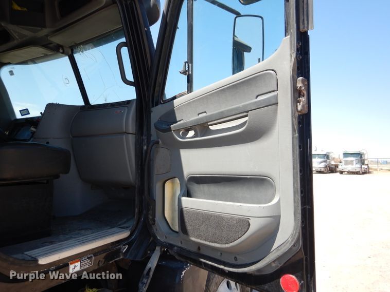 image for item HC9081 2007 Freightliner Columbia 120  semi truck