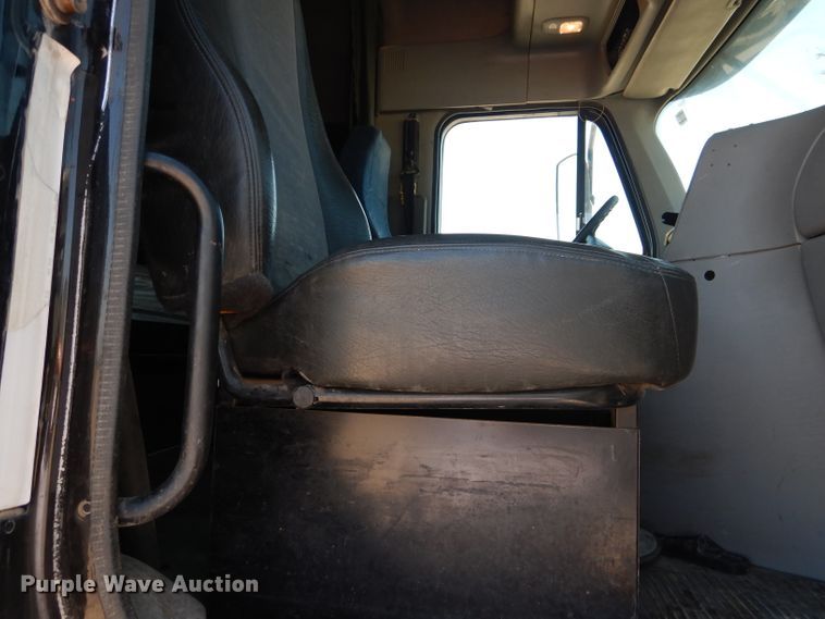 image for item HC9081 2007 Freightliner Columbia 120  semi truck