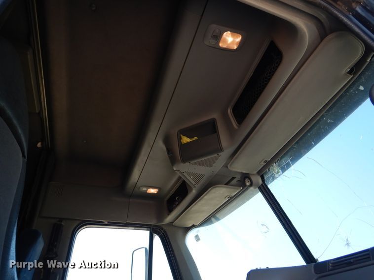 image for item HC9081 2007 Freightliner Columbia 120  semi truck