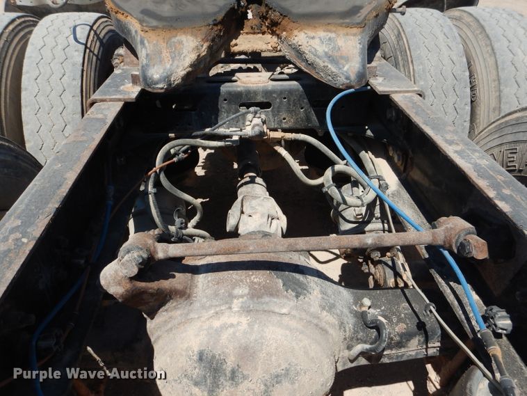 image for item HC9081 2007 Freightliner Columbia 120  semi truck