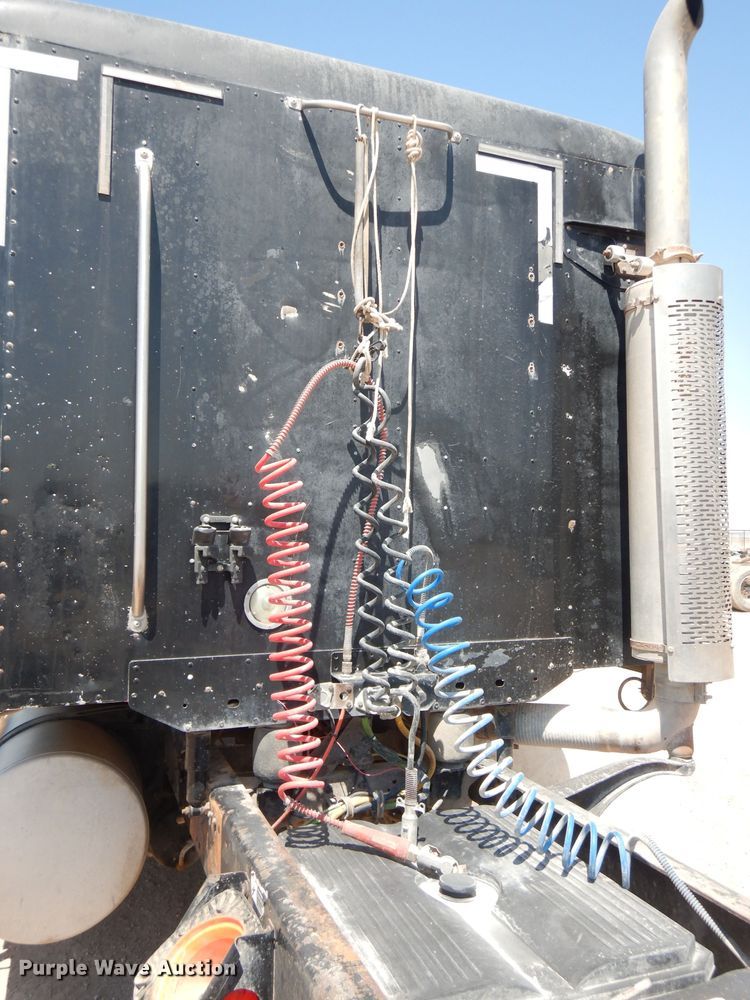 image for item HC9081 2007 Freightliner Columbia 120  semi truck