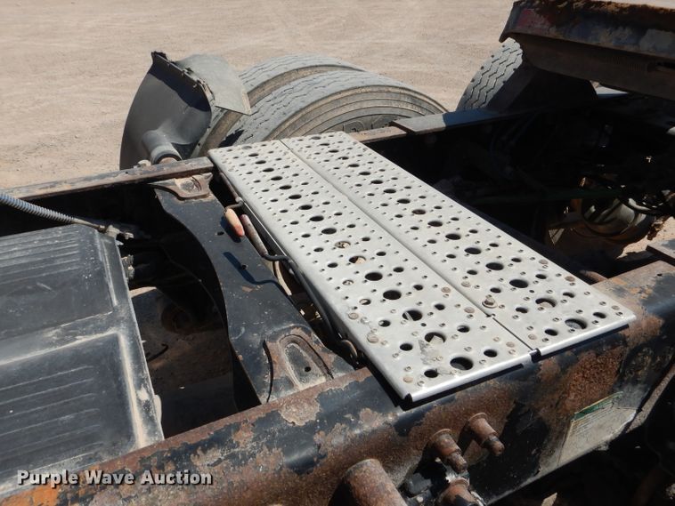 image for item HC9081 2007 Freightliner Columbia 120  semi truck