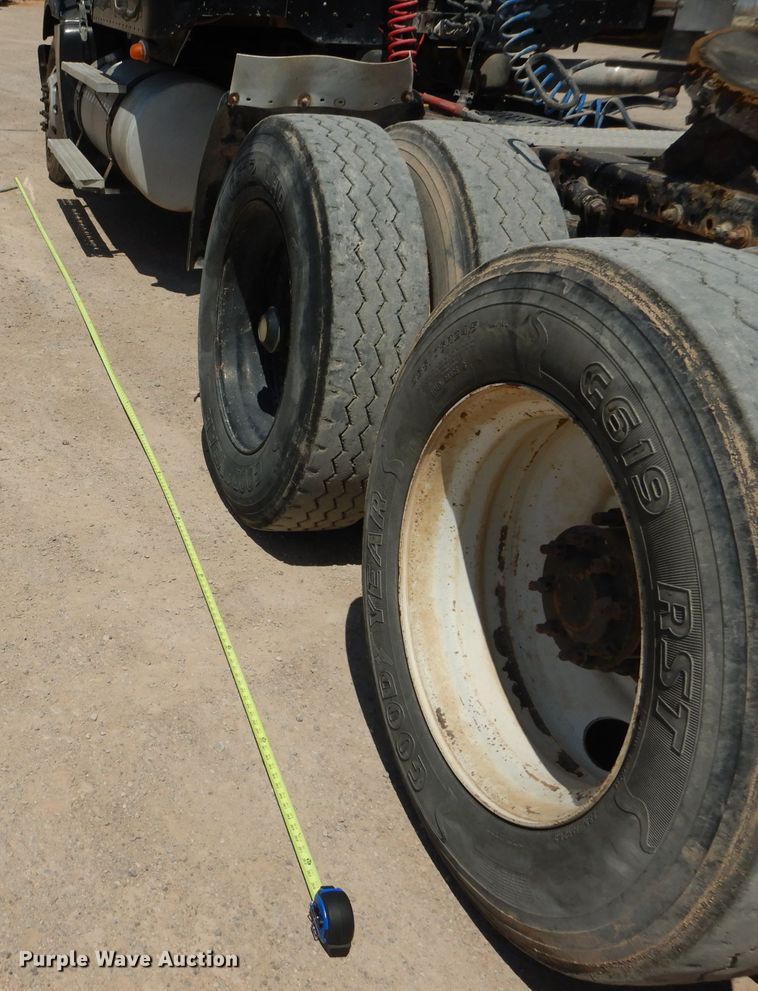 image for item HC9081 2007 Freightliner Columbia 120  semi truck