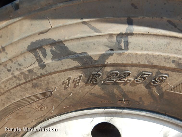 image for item HC9081 2007 Freightliner Columbia 120  semi truck