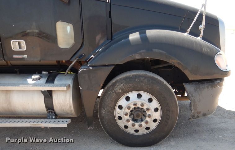 image for item HC9081 2007 Freightliner Columbia 120  semi truck