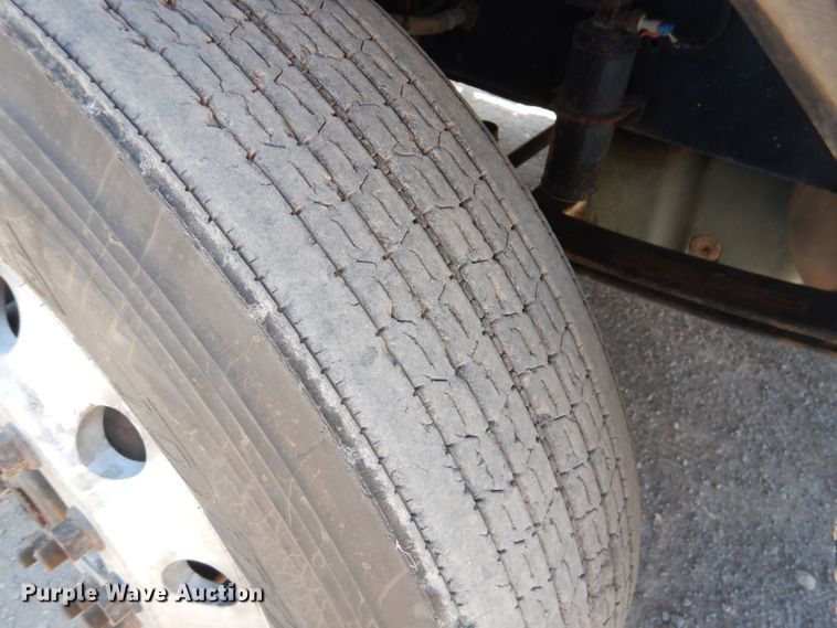 image for item HC9081 2007 Freightliner Columbia 120  semi truck