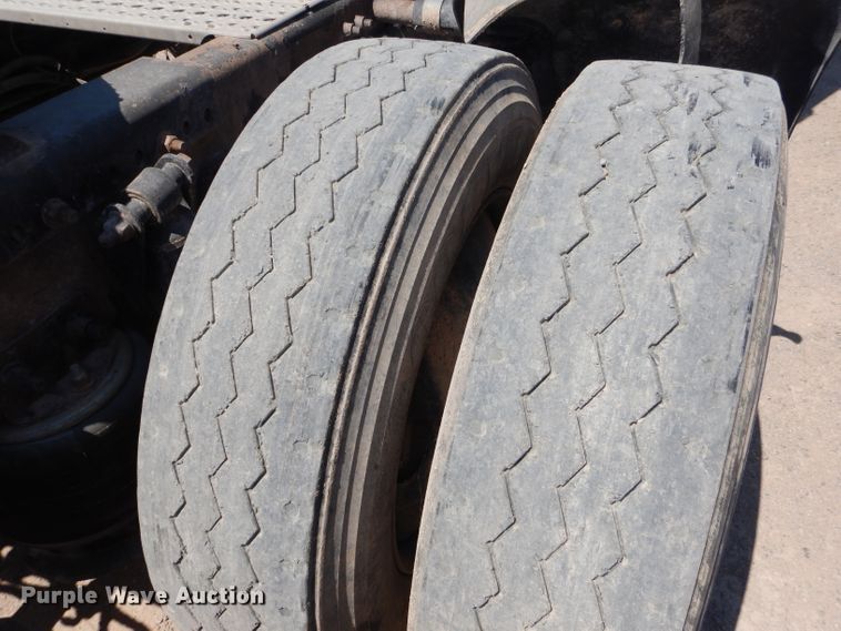 image for item HC9081 2007 Freightliner Columbia 120  semi truck