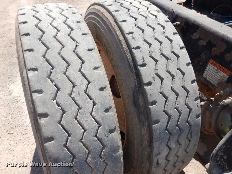 image for item HC9081 2007 Freightliner Columbia 120  semi truck