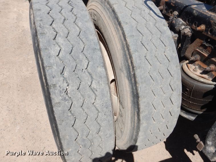 image for item HC9081 2007 Freightliner Columbia 120  semi truck