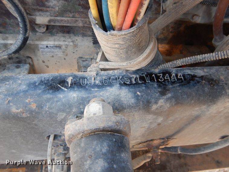 image for item HC9081 2007 Freightliner Columbia 120  semi truck