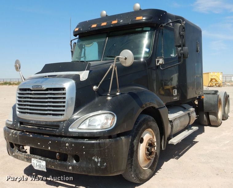 image for item HC9082 2007 Freightliner Columbia 120  semi truck