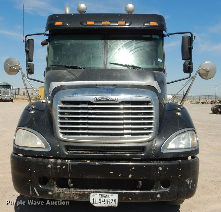 image for item HC9082 2007 Freightliner Columbia 120  semi truck