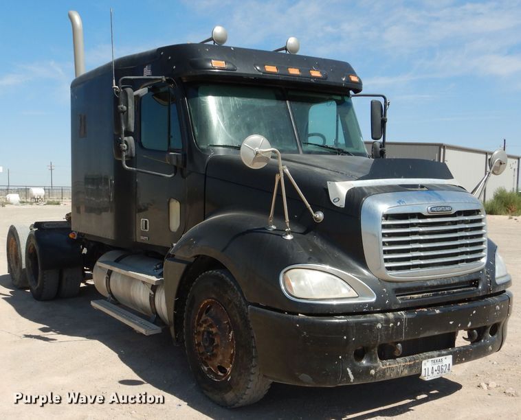 image for item HC9082 2007 Freightliner Columbia 120  semi truck