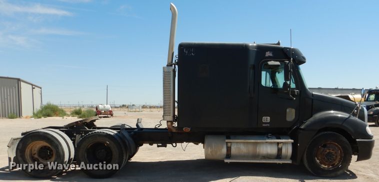image for item HC9082 2007 Freightliner Columbia 120  semi truck