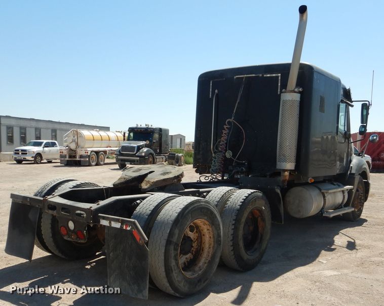 image for item HC9082 2007 Freightliner Columbia 120  semi truck