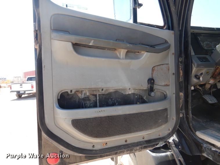 image for item HC9082 2007 Freightliner Columbia 120  semi truck