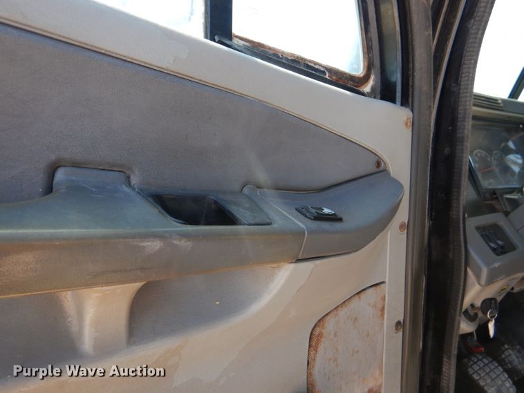 image for item HC9082 2007 Freightliner Columbia 120  semi truck