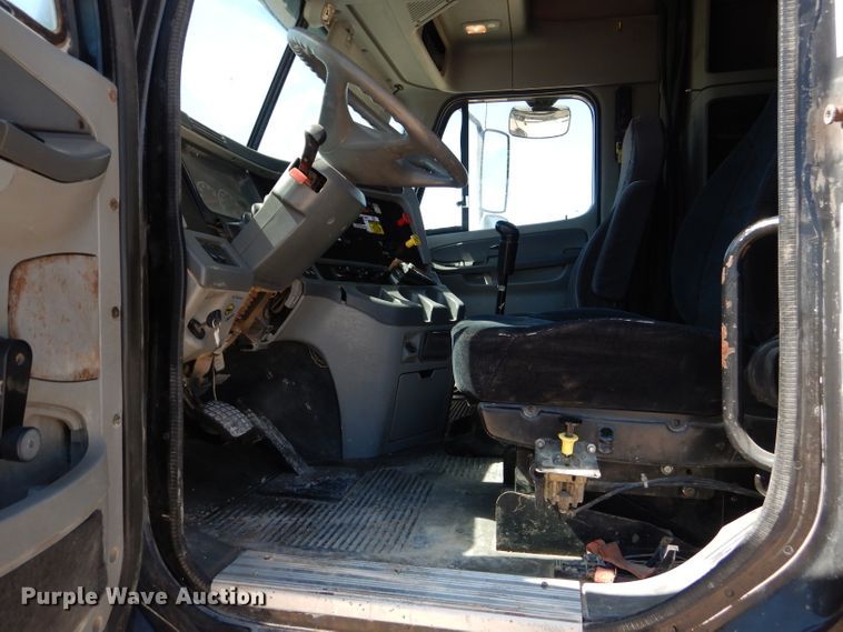 image for item HC9082 2007 Freightliner Columbia 120  semi truck