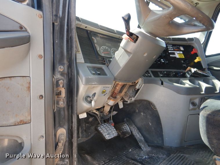 image for item HC9082 2007 Freightliner Columbia 120  semi truck