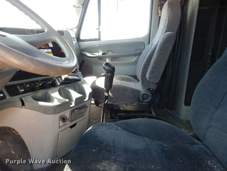 image for item HC9082 2007 Freightliner Columbia 120  semi truck