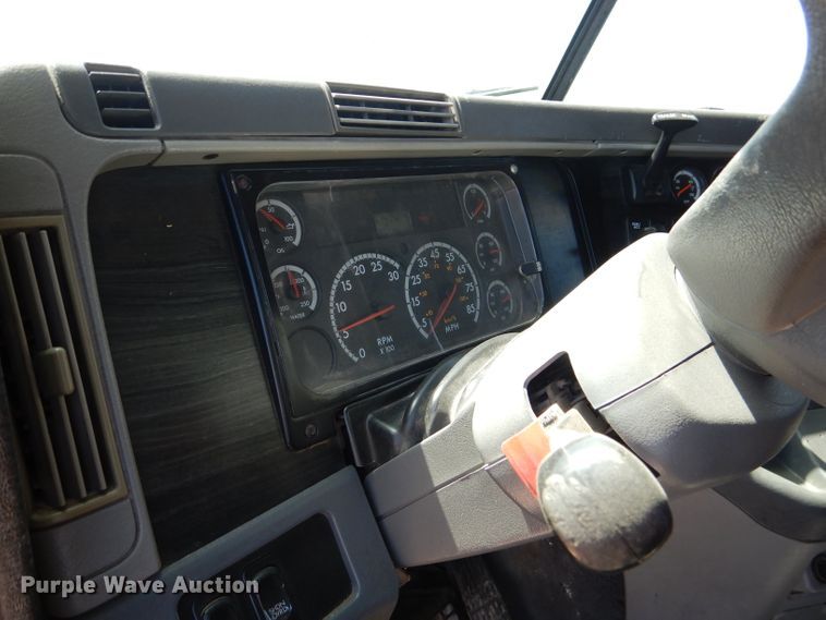 image for item HC9082 2007 Freightliner Columbia 120  semi truck