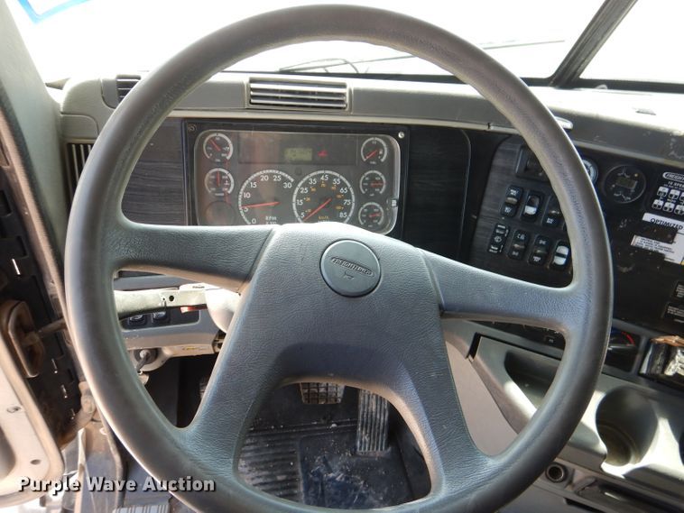 image for item HC9082 2007 Freightliner Columbia 120  semi truck