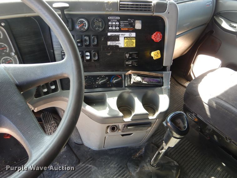 image for item HC9082 2007 Freightliner Columbia 120  semi truck