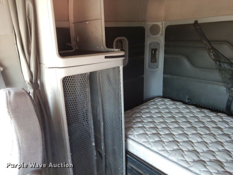 image for item HC9082 2007 Freightliner Columbia 120  semi truck