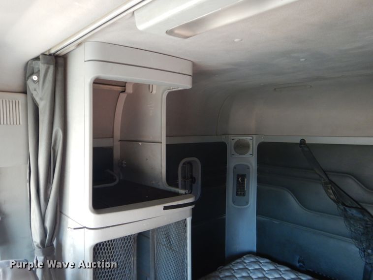 image for item HC9082 2007 Freightliner Columbia 120  semi truck