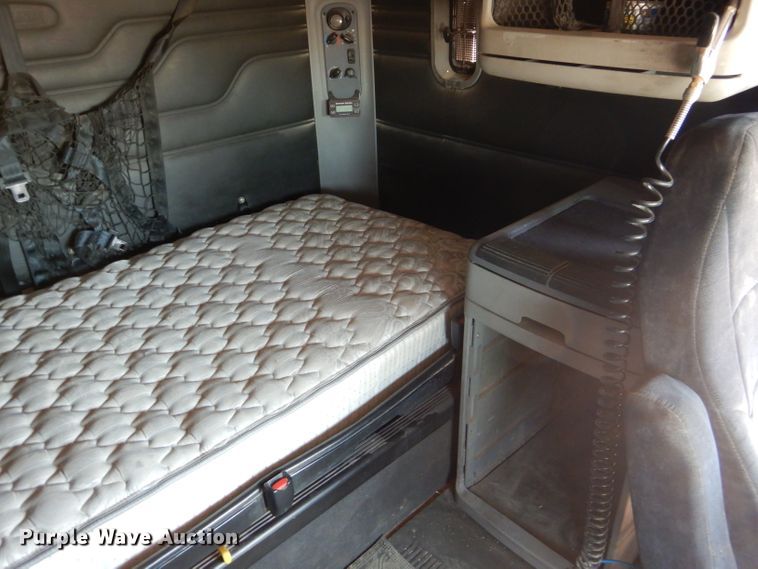 image for item HC9082 2007 Freightliner Columbia 120  semi truck