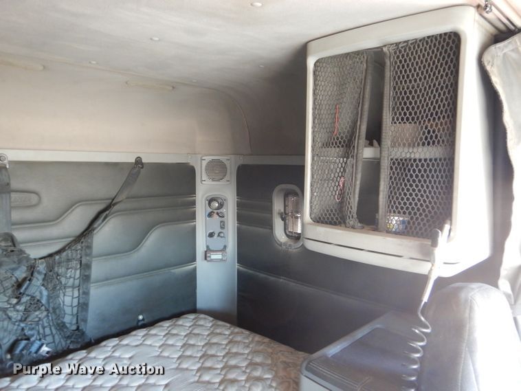 image for item HC9082 2007 Freightliner Columbia 120  semi truck