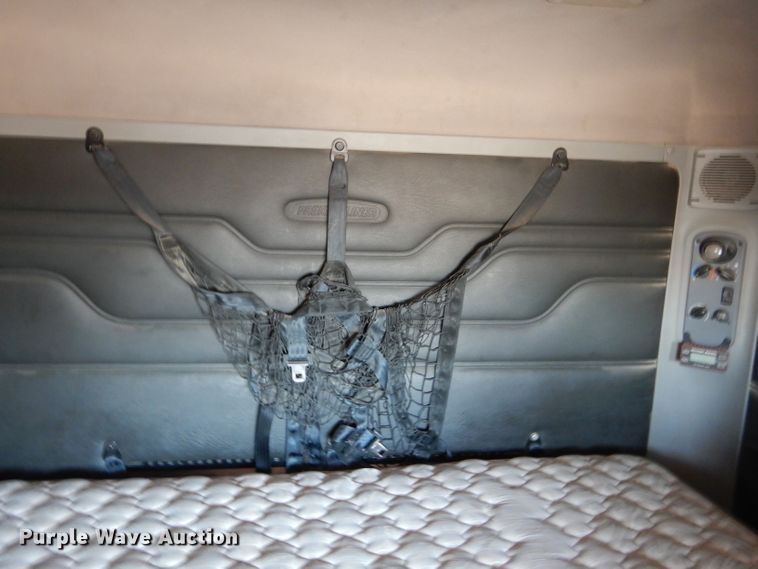 image for item HC9082 2007 Freightliner Columbia 120  semi truck