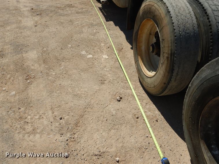 image for item HC9082 2007 Freightliner Columbia 120  semi truck