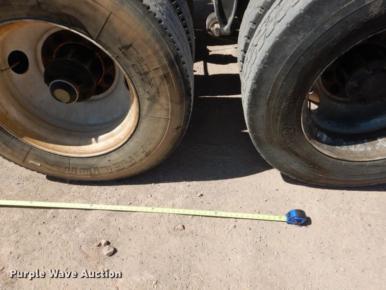 image for item HC9082 2007 Freightliner Columbia 120  semi truck