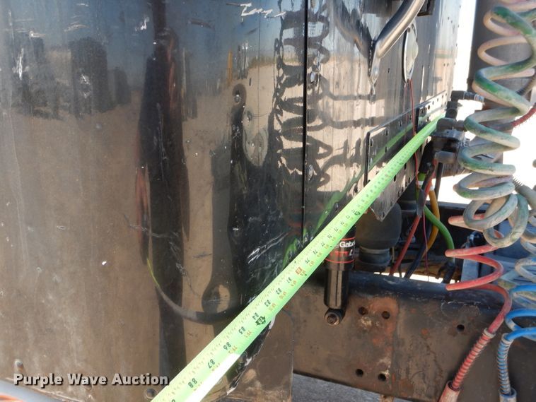 image for item HC9082 2007 Freightliner Columbia 120  semi truck