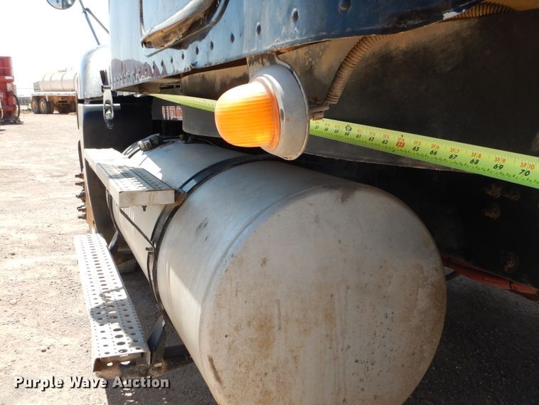 image for item HC9082 2007 Freightliner Columbia 120  semi truck