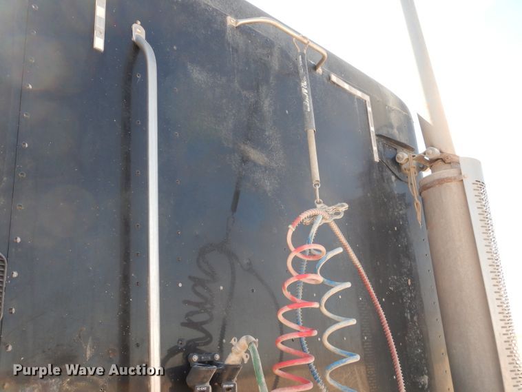 image for item HC9082 2007 Freightliner Columbia 120  semi truck