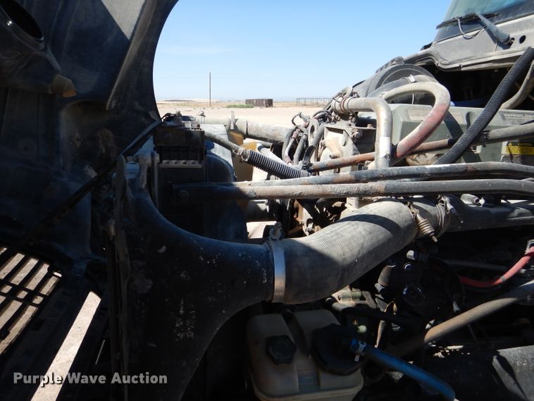 image for item HC9082 2007 Freightliner Columbia 120  semi truck