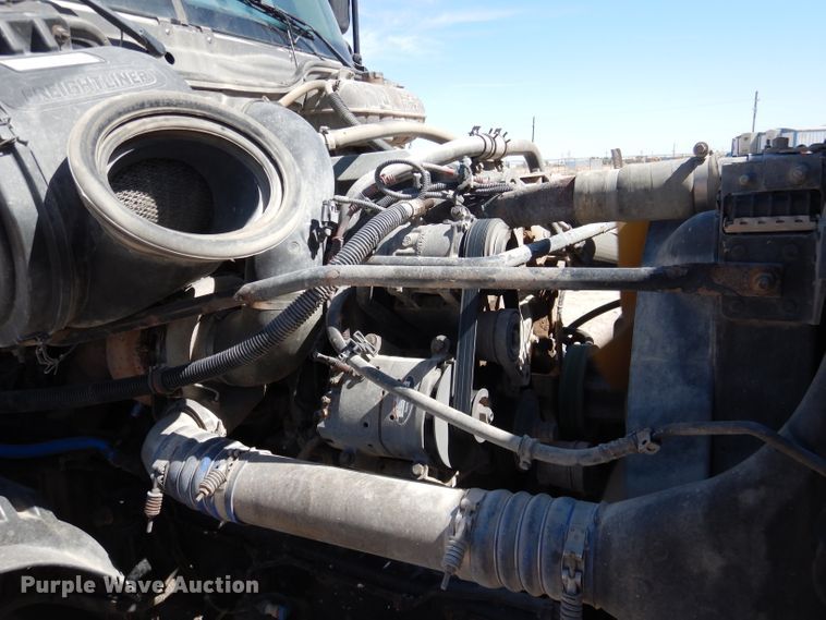 image for item HC9082 2007 Freightliner Columbia 120  semi truck