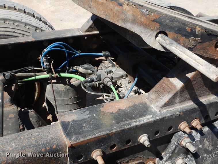 image for item HC9082 2007 Freightliner Columbia 120  semi truck