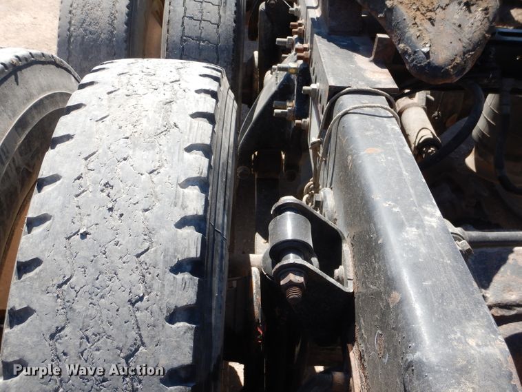 image for item HC9082 2007 Freightliner Columbia 120  semi truck