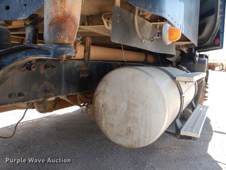 image for item HC9082 2007 Freightliner Columbia 120  semi truck