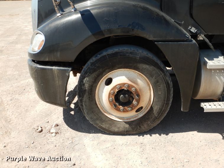 image for item HC9082 2007 Freightliner Columbia 120  semi truck