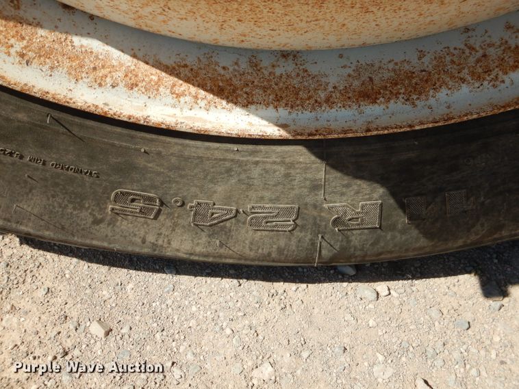 image for item HC9082 2007 Freightliner Columbia 120  semi truck