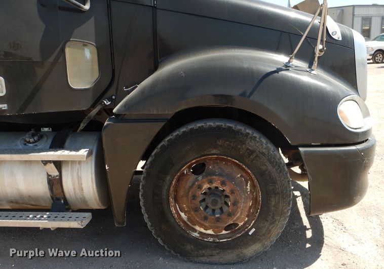 image for item HC9082 2007 Freightliner Columbia 120  semi truck