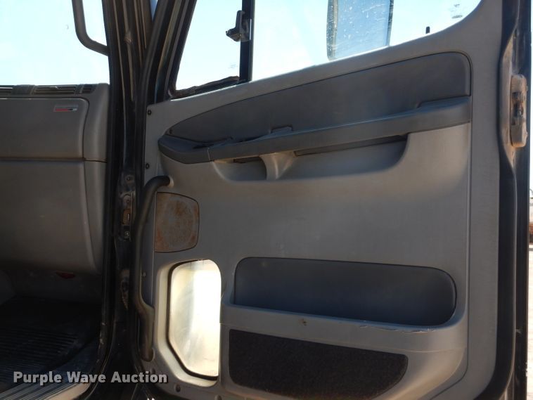 image for item HC9082 2007 Freightliner Columbia 120  semi truck