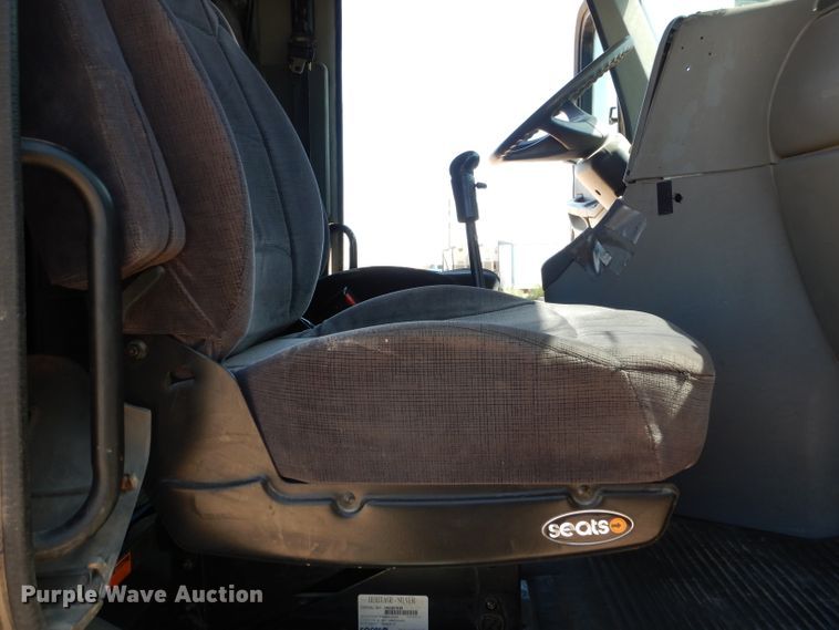 image for item HC9082 2007 Freightliner Columbia 120  semi truck