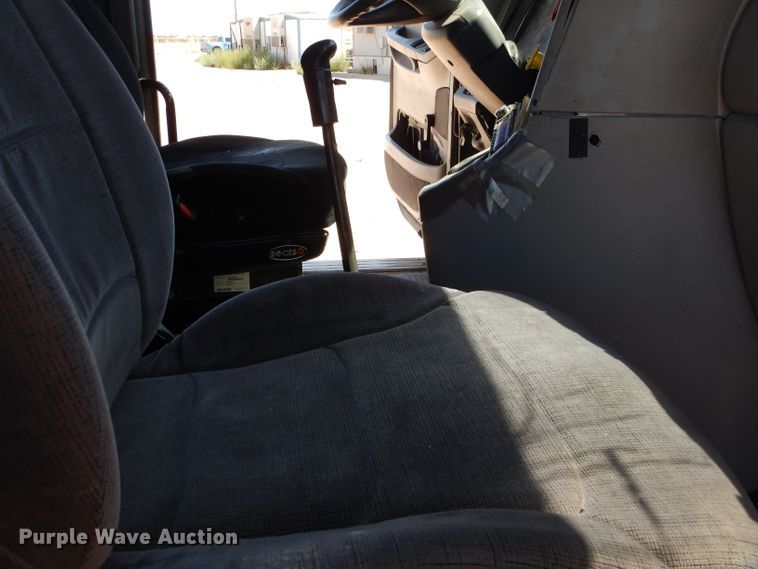 image for item HC9082 2007 Freightliner Columbia 120  semi truck