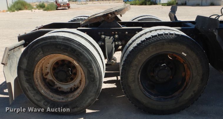 image for item HC9082 2007 Freightliner Columbia 120  semi truck