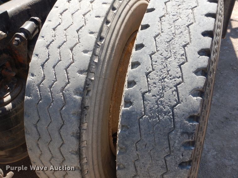 image for item HC9082 2007 Freightliner Columbia 120  semi truck